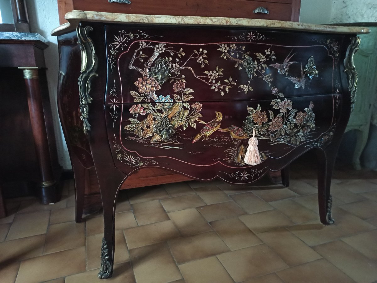 Commode sauteuse en laque de coromandel