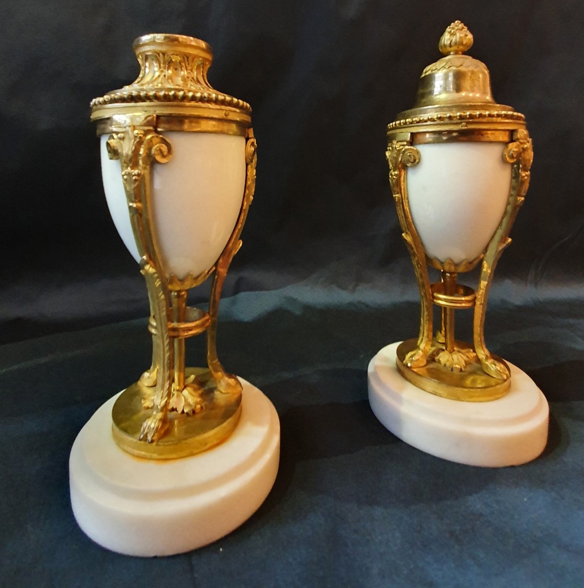 Paire De Cassolettes De Style Louis XVI Formant Bougeoirs En Marbre Blanc Et Bronze Doré Début -photo-3