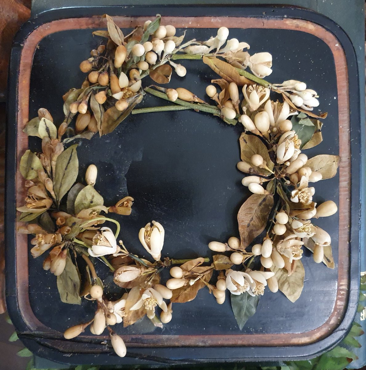 Globe de mariée Napoléon III à base carrée, avec couronne, bouquet et boucles d'oreilles-photo-2