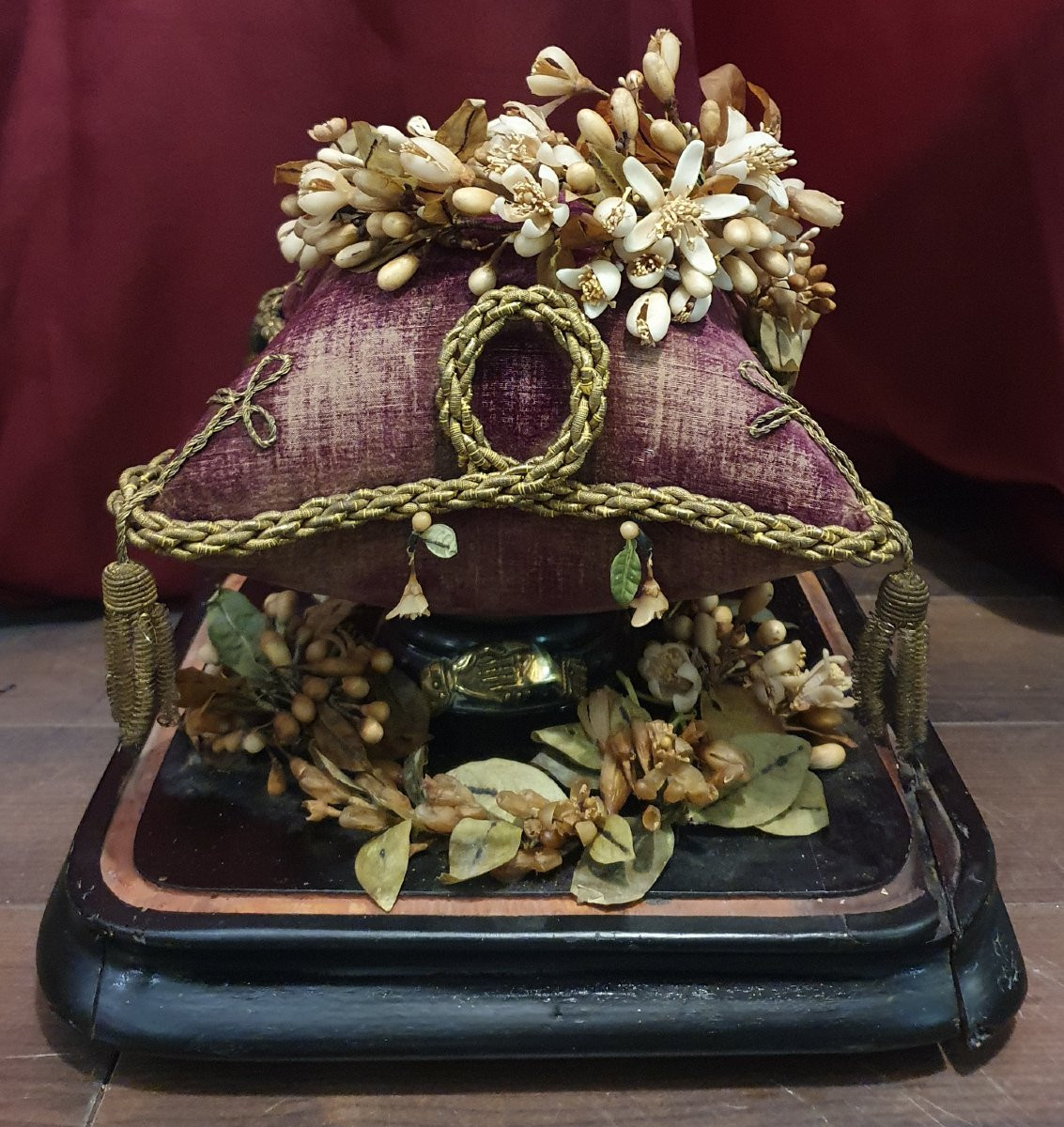 Globe de mariée Napoléon III à base carrée, avec couronne, bouquet et boucles d'oreilles-photo-6