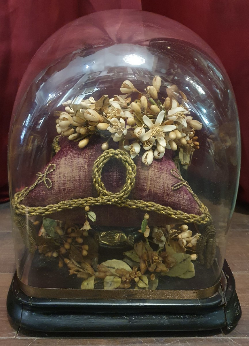 Globe de mariée Napoléon III à base carrée, avec couronne, bouquet et boucles d'oreilles