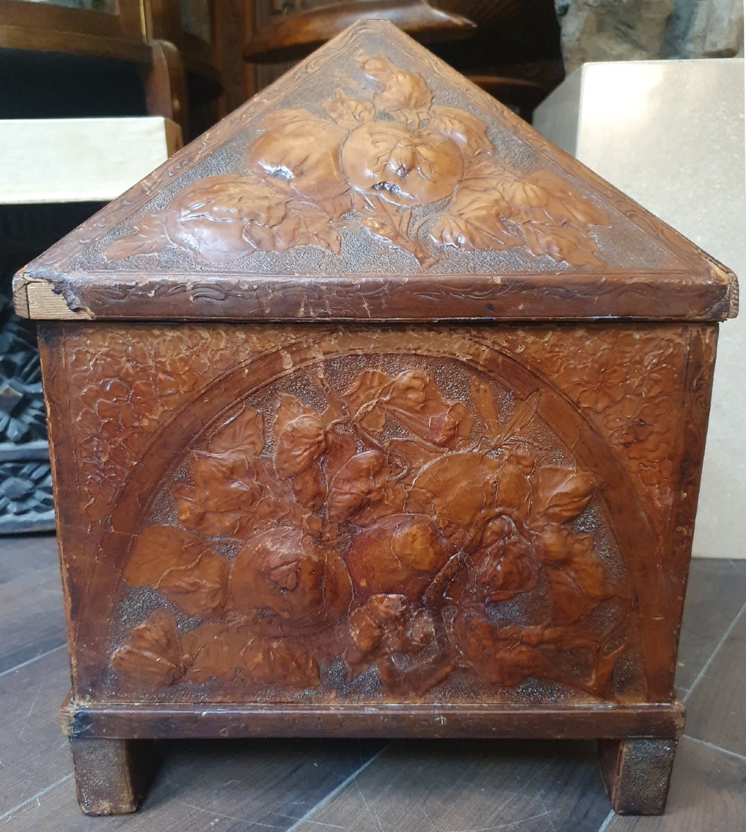 Coffret gainé de cuir gaufré et repoussé, décor naturaliste et scène d’Eve au Jardin d’Éden -photo-4