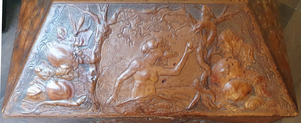 Coffret gainé de cuir gaufré et repoussé, décor naturaliste et scène d’Eve au Jardin d’Éden -photo-3