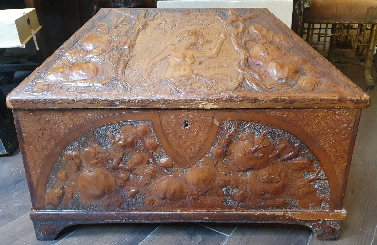 Coffret gainé de cuir gaufré et repoussé, décor naturaliste et scène d’Eve au Jardin d’Éden 