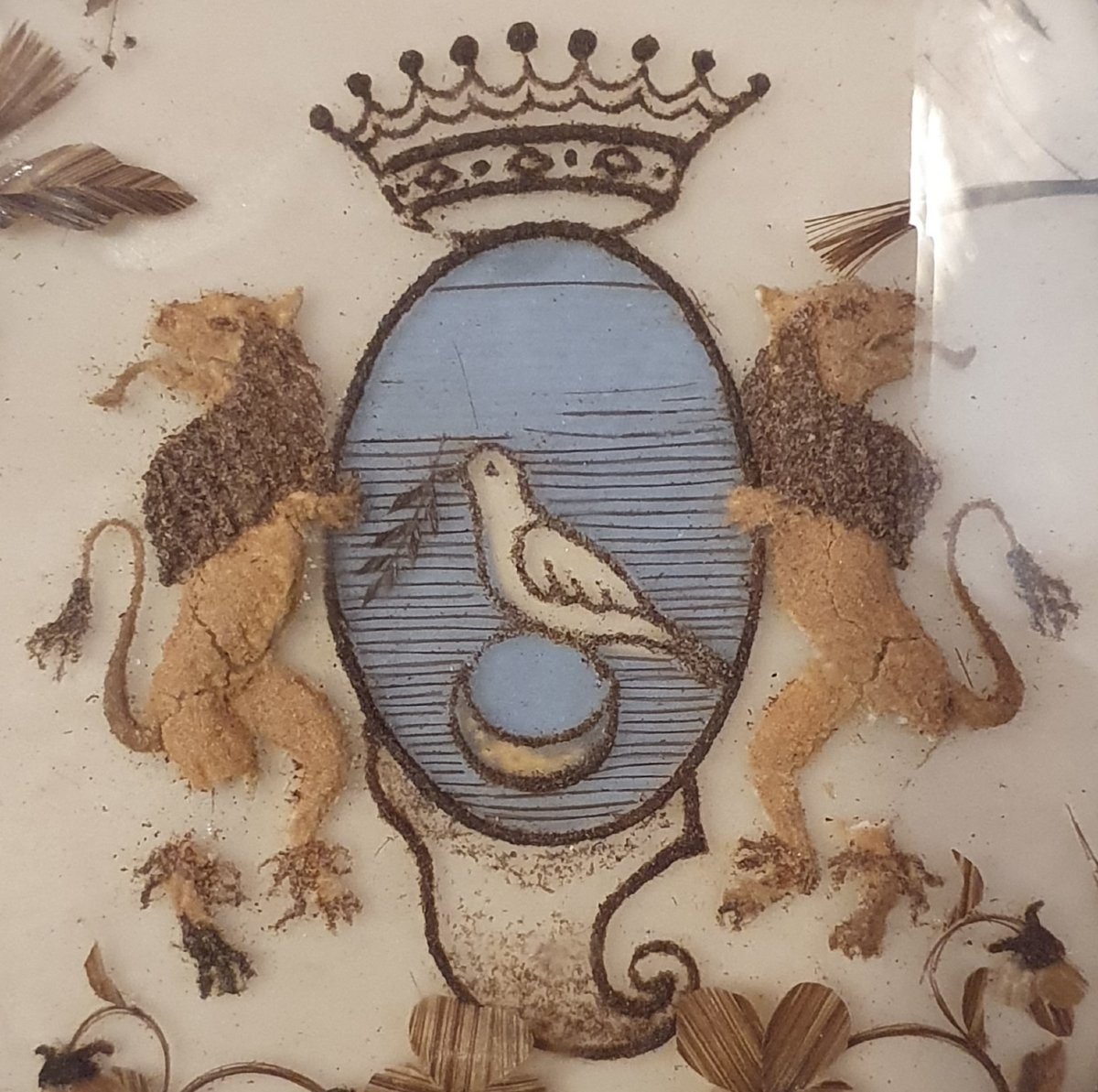 Cadre ancien en cheveux à décor héraldique, photographies et sable teinté-photo-3