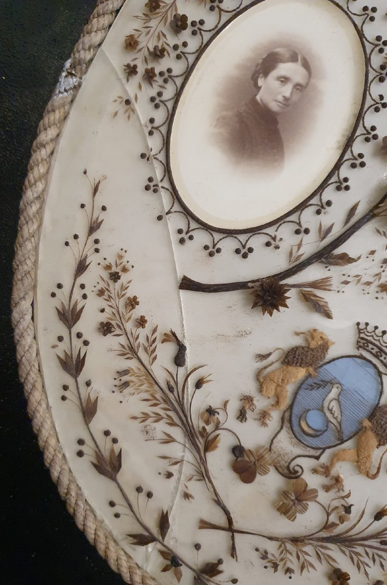 Cadre ancien en cheveux à décor héraldique, photographies et sable teinté-photo-6