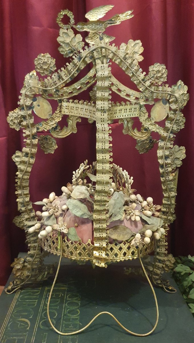 Interior Of A Napoleon III Wedding Globe, Crown, Bouquet And Decorations-photo-3