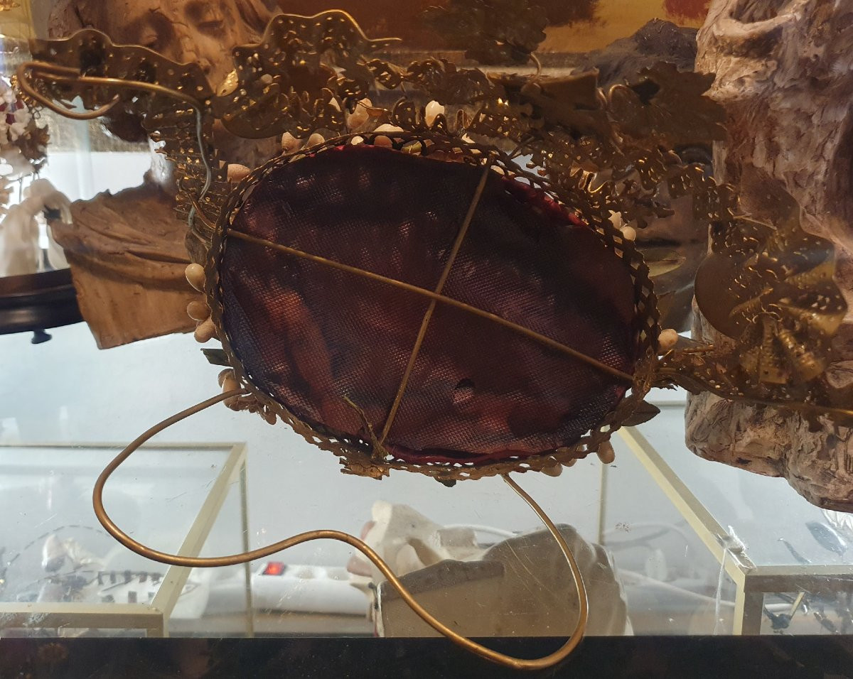 Interior Of A Napoleon III Wedding Globe, Crown, Bouquet And Decorations-photo-1