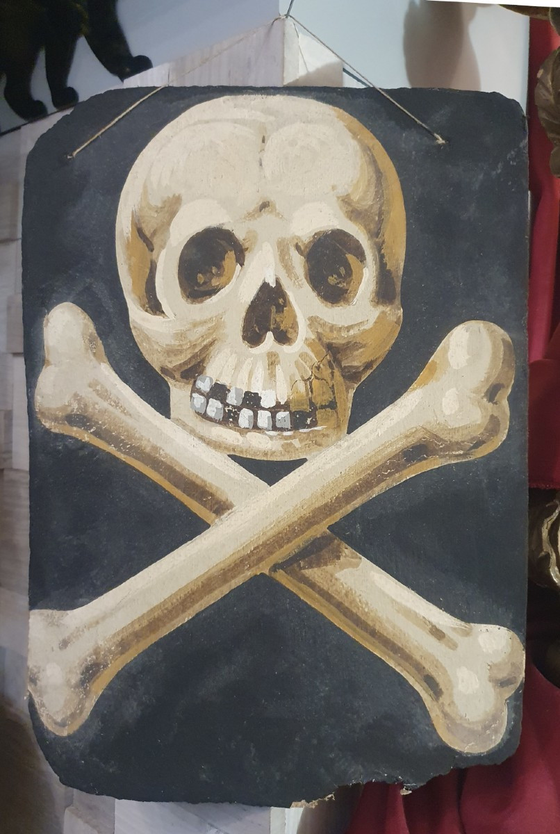 Panneau peint à motif de tête de mort dans la tradition memento mori fin XIXᵉ / début XXᵉ