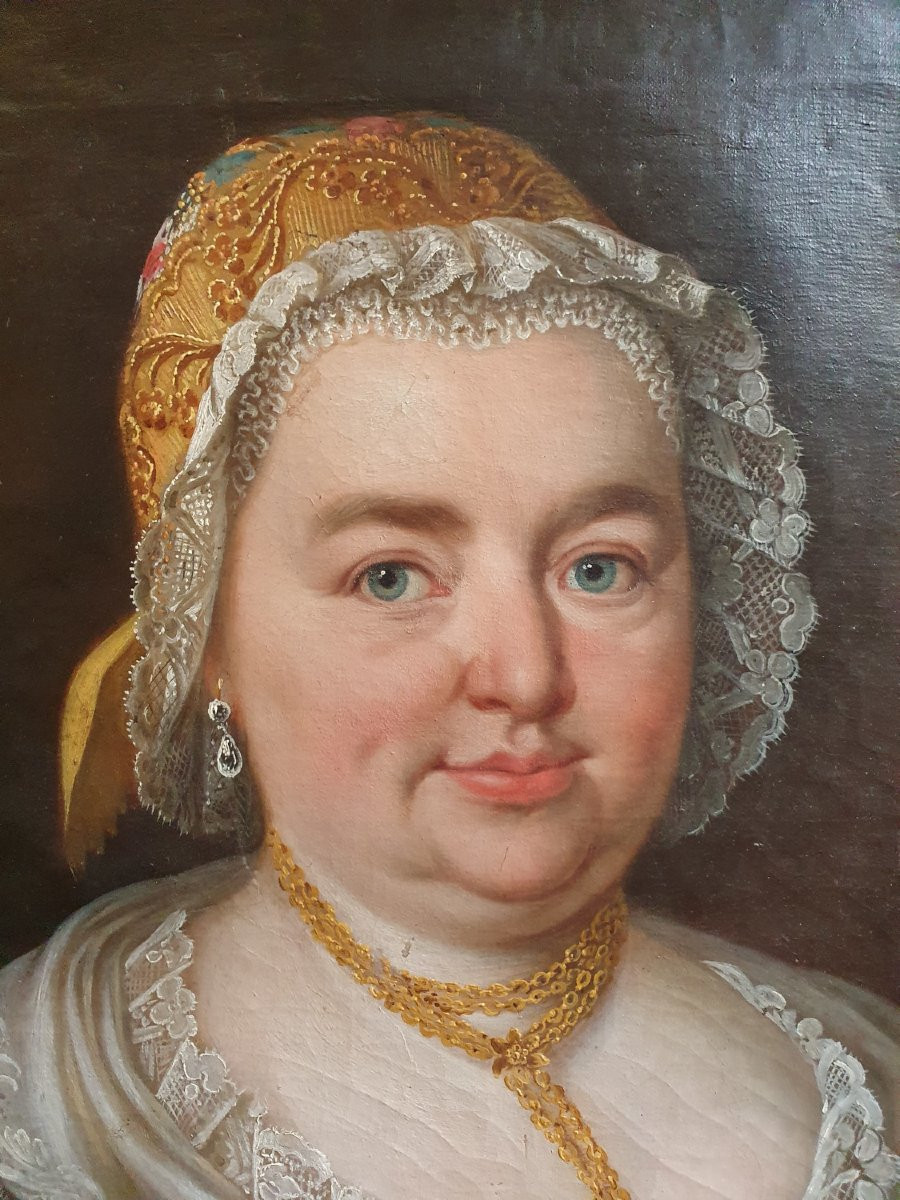 Portrait d'une femme de la bourgeoisie en costume richement ouvragé daté 1759 -photo-2