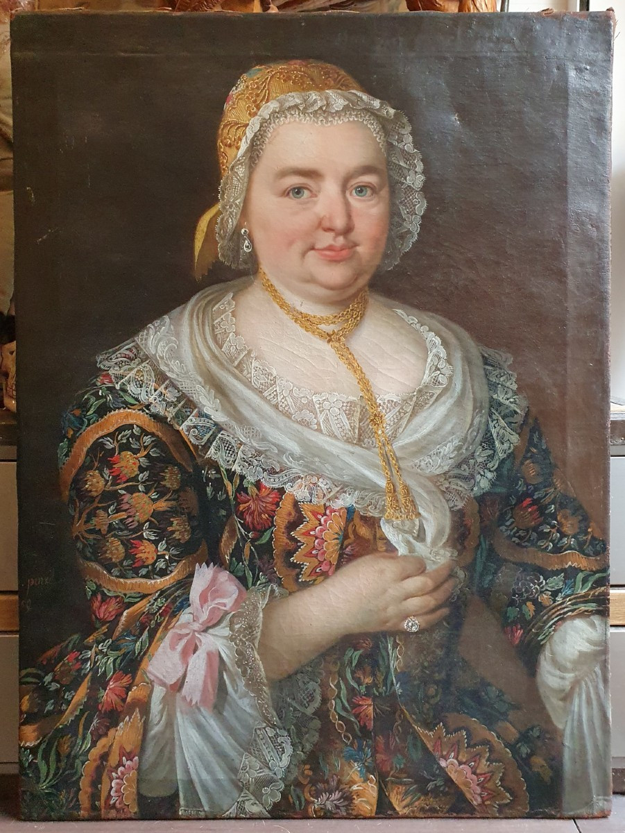 Portrait d'une femme de la bourgeoisie en costume richement ouvragé daté 1759 