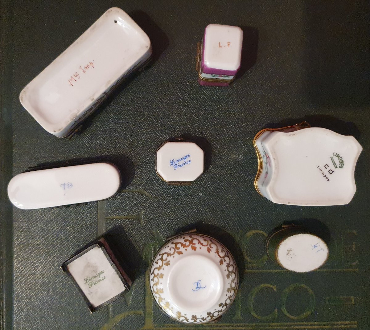 Collection de huit boîtes miniatures en porcelaine – XXᵉ siècle-photo-4