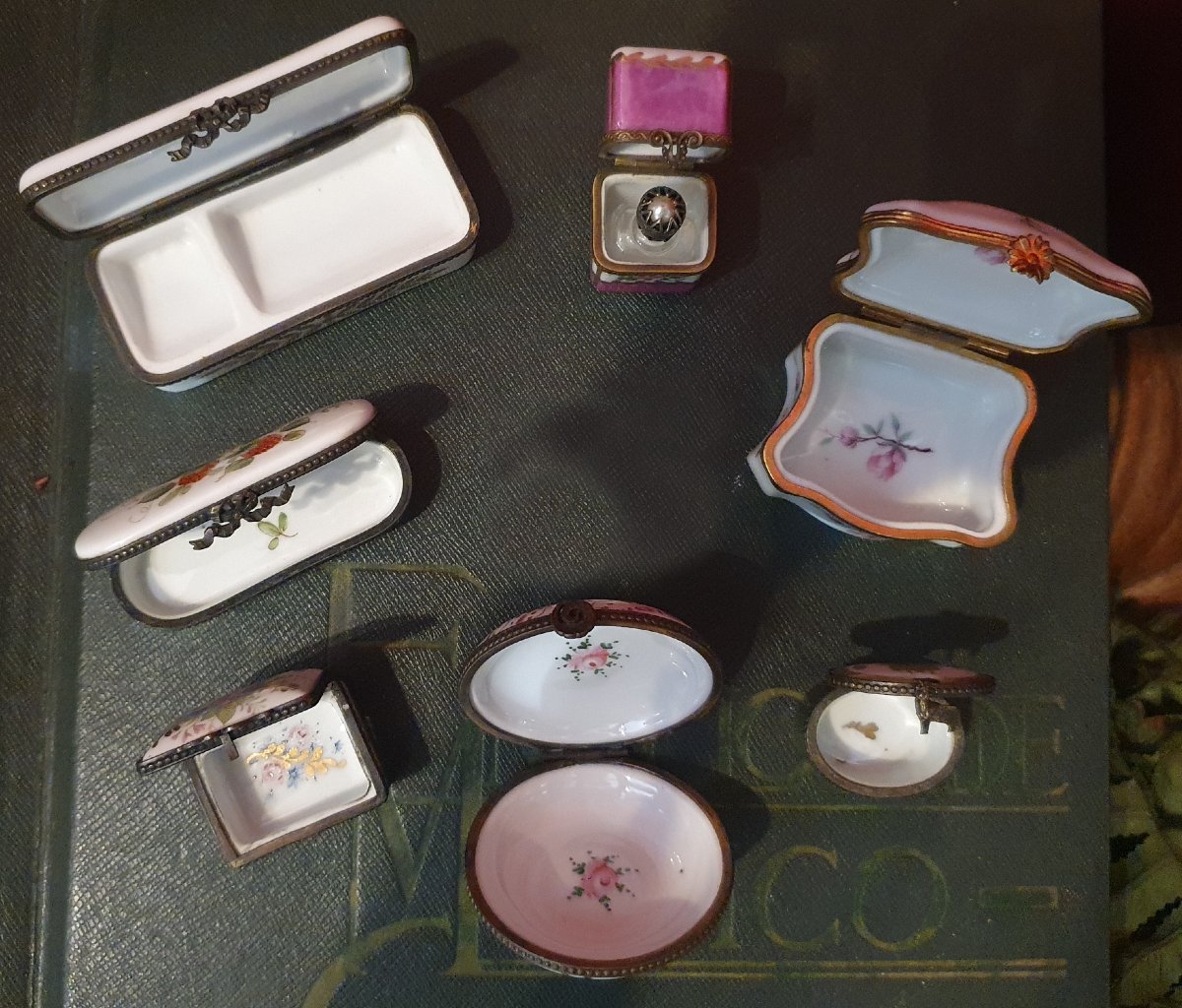 Collection Of Seven Miniature Porcelain Boxes – 20th Century-photo-3