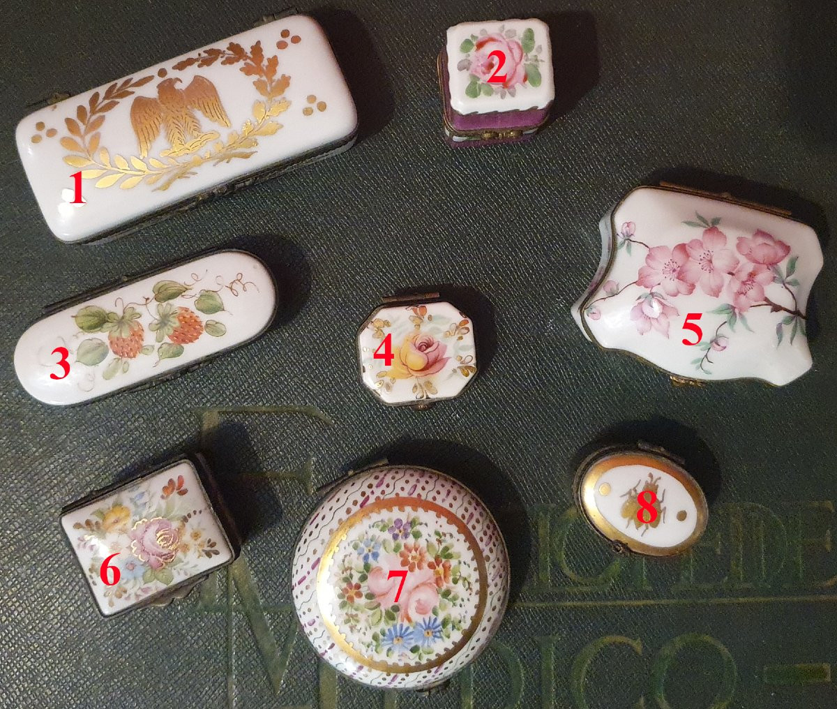 Collection de huit boîtes miniatures en porcelaine – XXᵉ siècle-photo-1