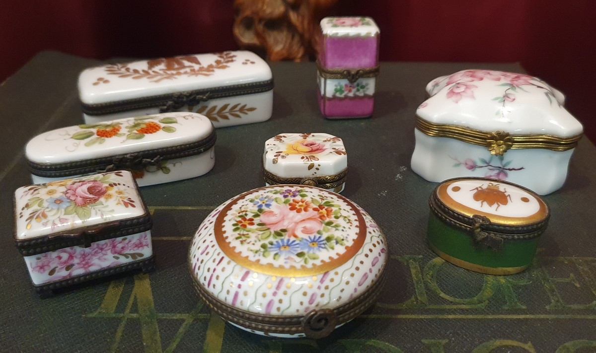 Collection de huit boîtes miniatures en porcelaine – XXᵉ siècle