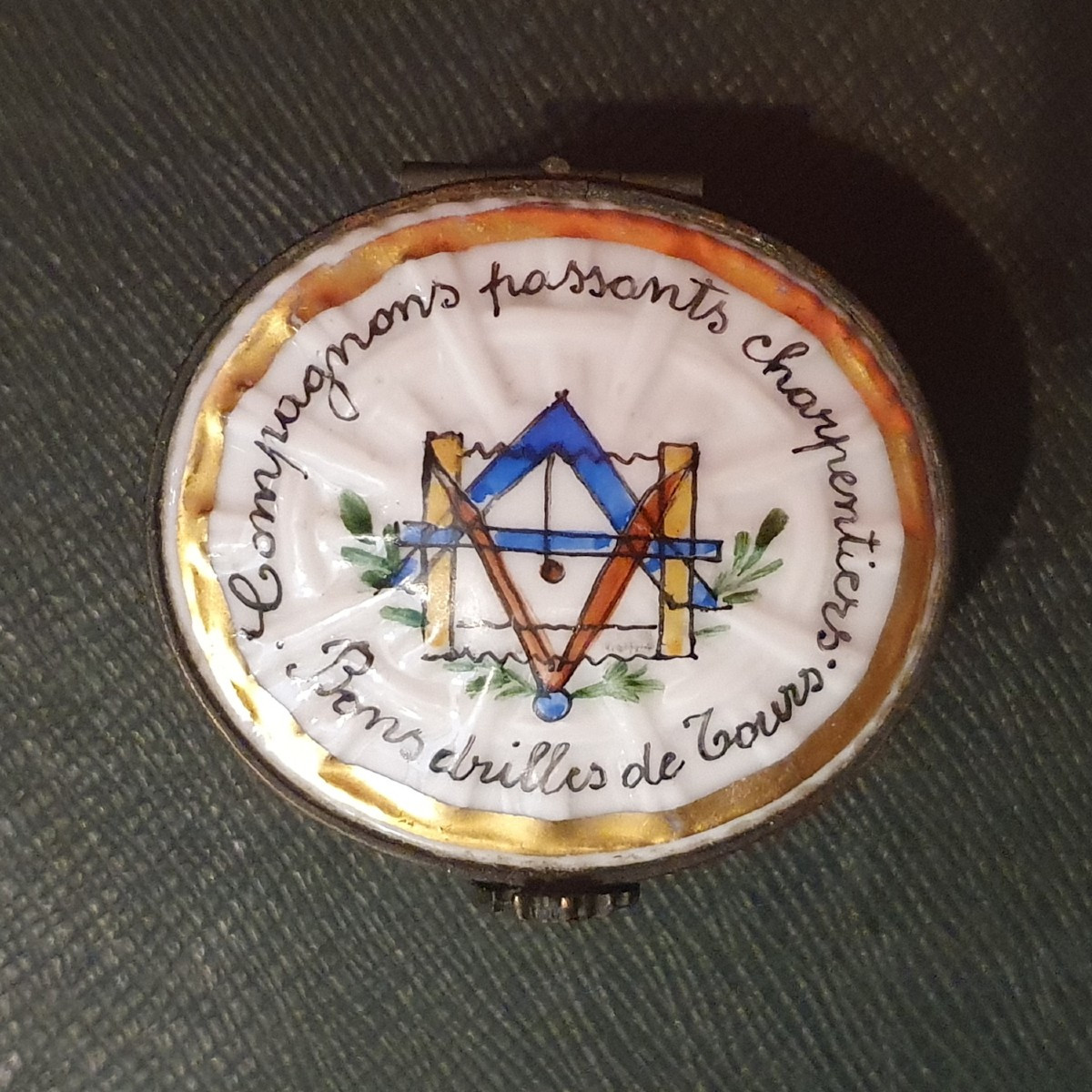 Boîte pilulier en porcelaine de compagnonnage fin XIXᵉ / début XXᵉ siècle-photo-2