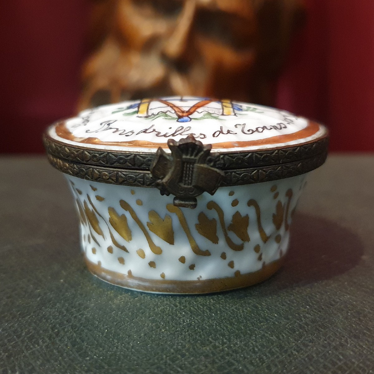 Boîte pilulier en porcelaine de compagnonnage fin XIXᵉ / début XXᵉ siècle