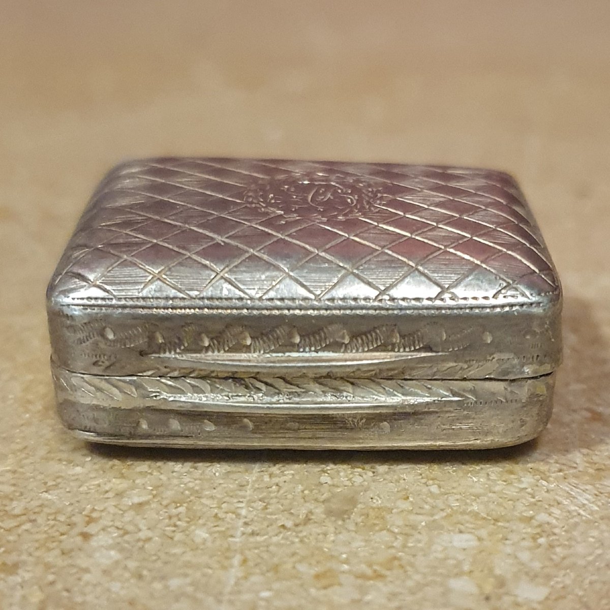Vinaigrette rectangulaire en argent massif guilloché. Londres, 1800-photo-2