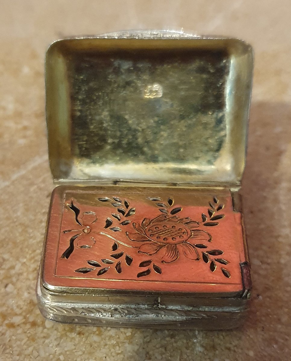Vinaigrette rectangulaire en argent massif guilloché. Londres, 1800-photo-4