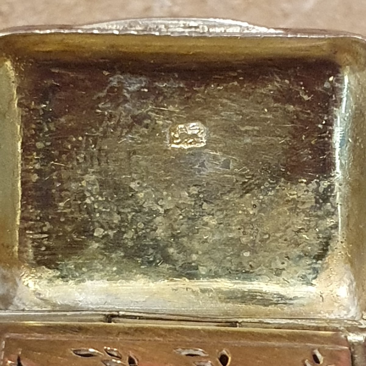 Vinaigrette rectangulaire en argent massif guilloché. Londres, 1800-photo-6
