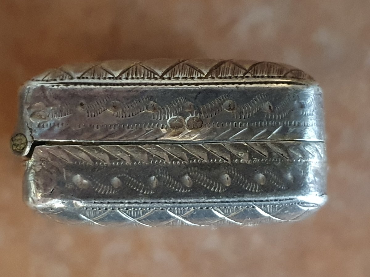 Vinaigrette rectangulaire en argent massif guilloché. Londres, 1800-photo-8