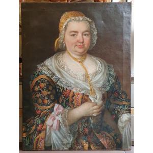 Portrait d'une femme de la bourgeoisie en costume richement ouvragé daté 1759 