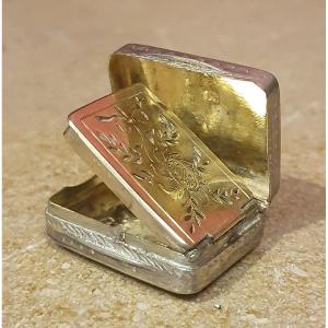 Vinaigrette rectangulaire en argent massif guilloché. Londres, 1800