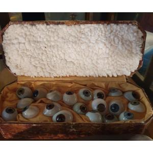 Objet De Curiosité : Travel Box Containing 20 Eye Prostheses 