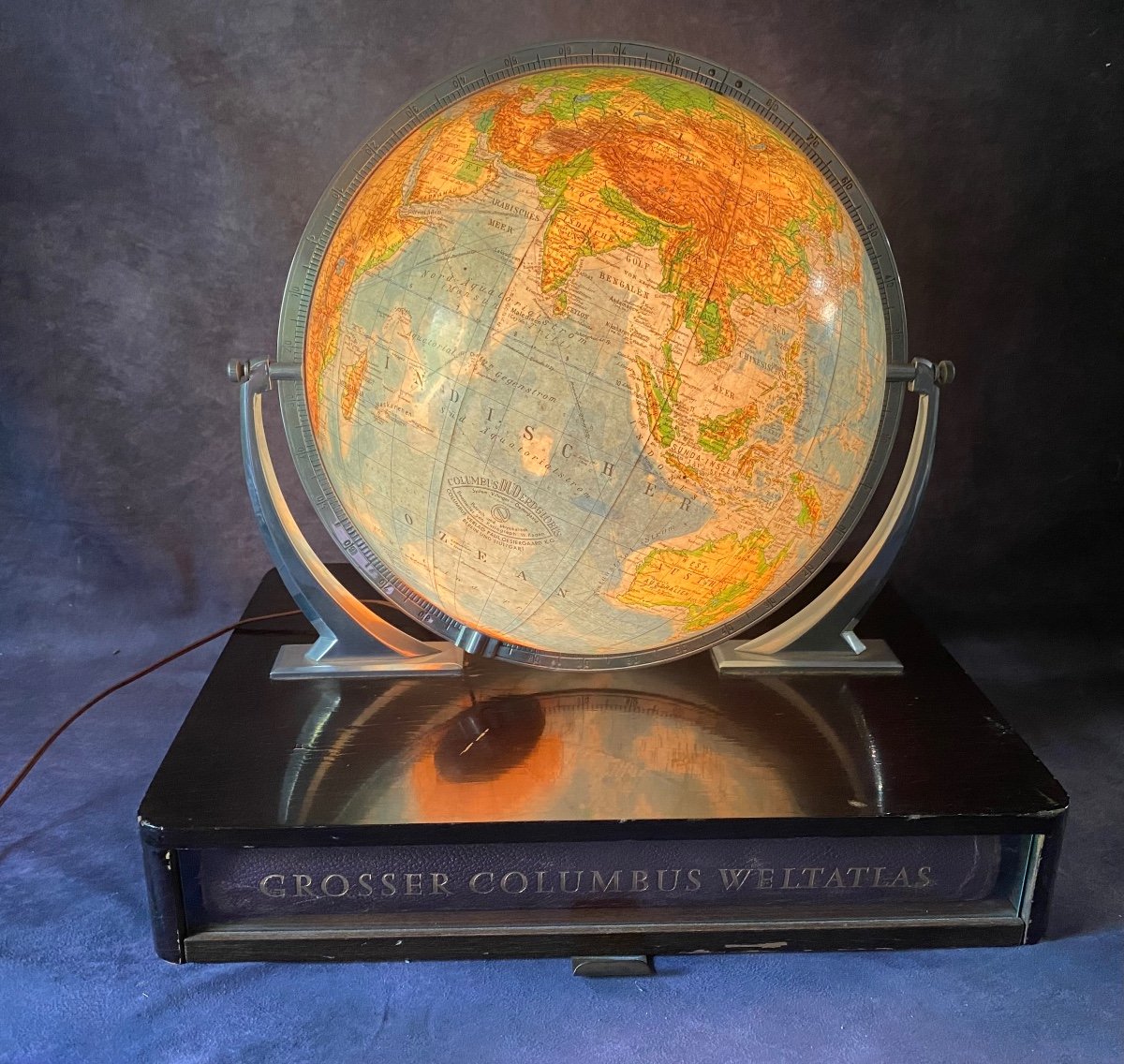Magnifique Globe Lumineux "columbus" Modèle "jibuleum" Avec Grand Atlas.