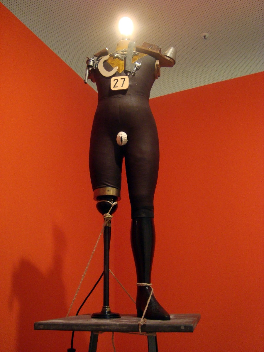 Mannequin iconique  ancien « métaphysique » « dadaïste » représentant un garçon-photo-4