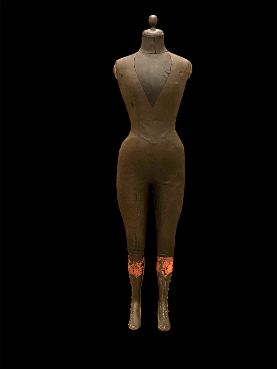 Mannequin iconique  ancien « métaphysique » « dadaïste » représentant un garçon