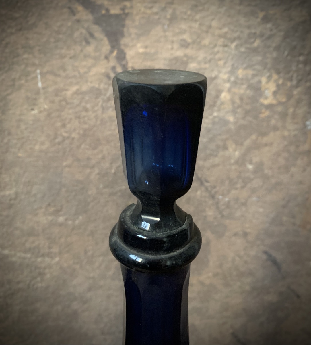 Paire de rares flacons d'apothicaire italiens en verre bleu cobalt facetté à la main.-photo-2