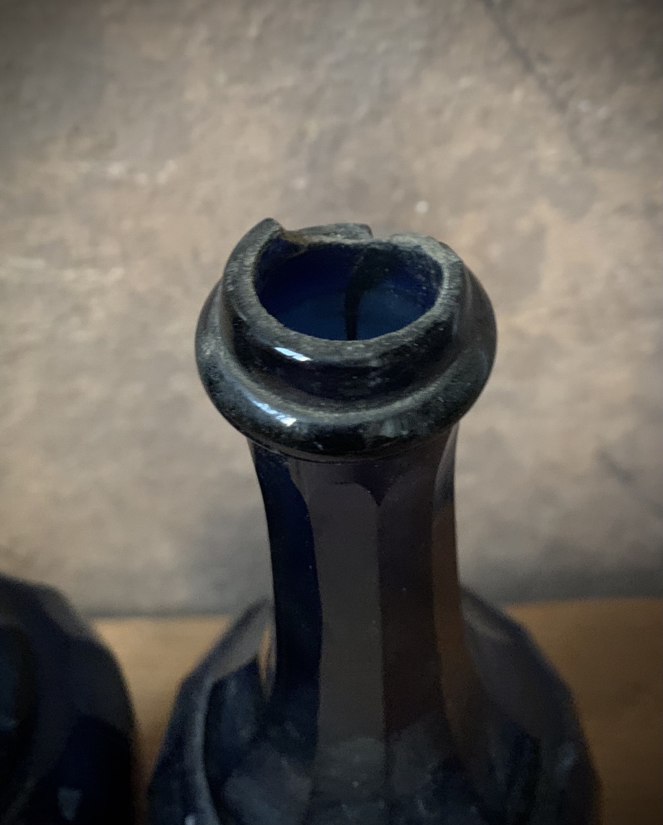 Paire de rares flacons d'apothicaire italiens en verre bleu cobalt facetté à la main.-photo-3