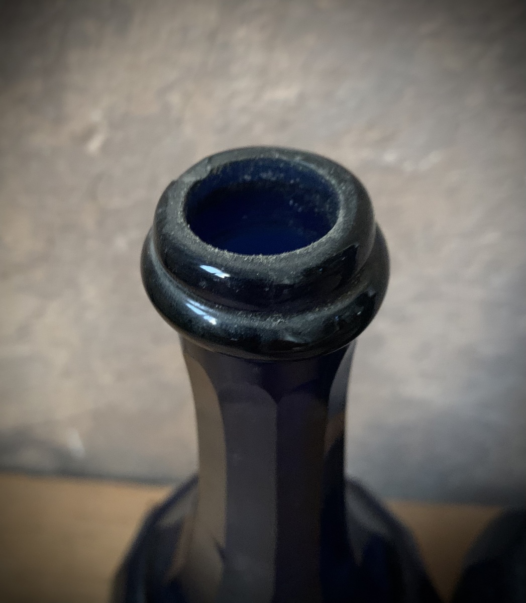 Paire de rares flacons d'apothicaire italiens en verre bleu cobalt facetté à la main.-photo-4