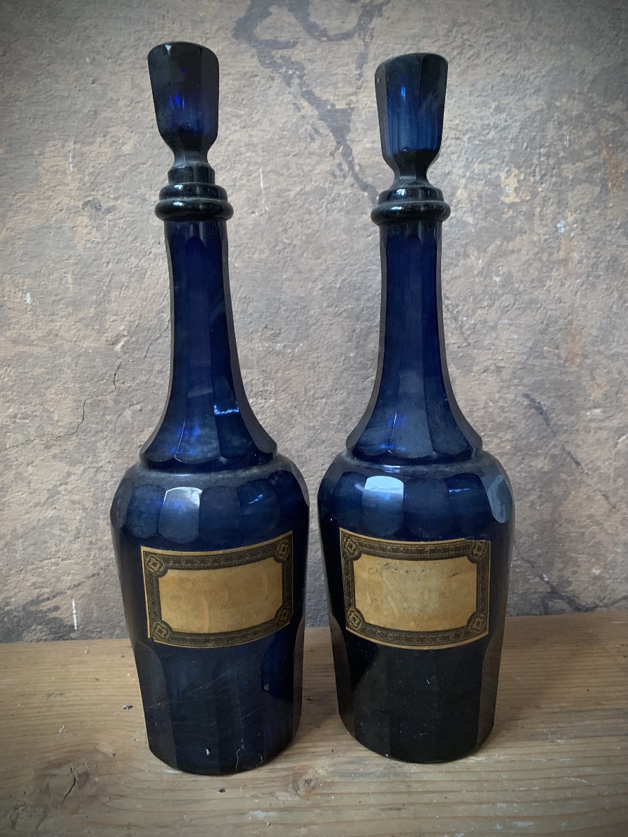 Paire de rares flacons d'apothicaire italiens en verre bleu cobalt facetté à la main.