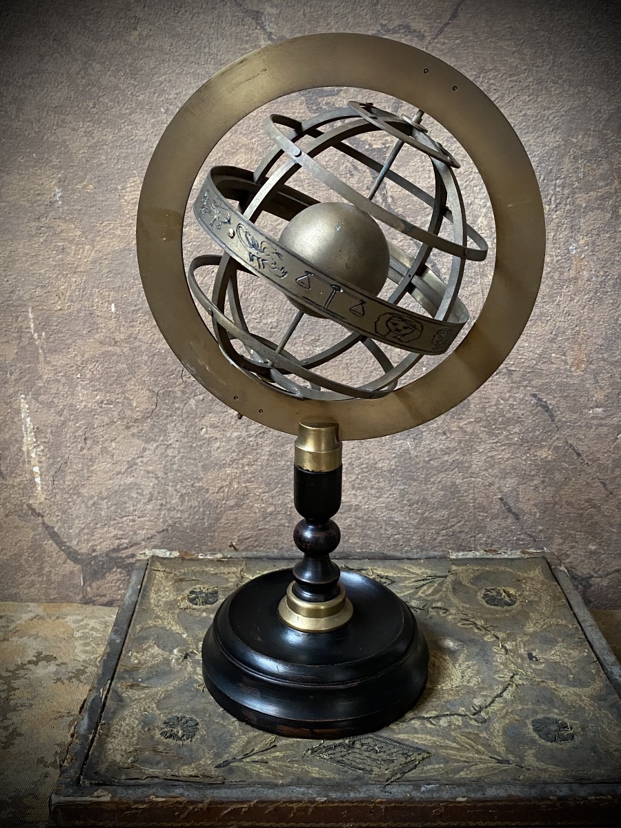 UNE SPHÈRE ARMILLAIRE VINTAGE EN LAITON, TRÈS DÉCORATIVE.-photo-4