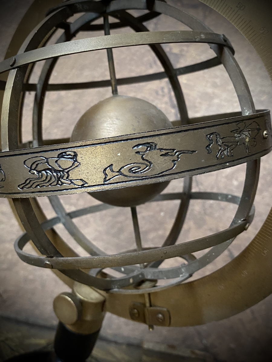 UNE SPHÈRE ARMILLAIRE VINTAGE EN LAITON, TRÈS DÉCORATIVE.-photo-1
