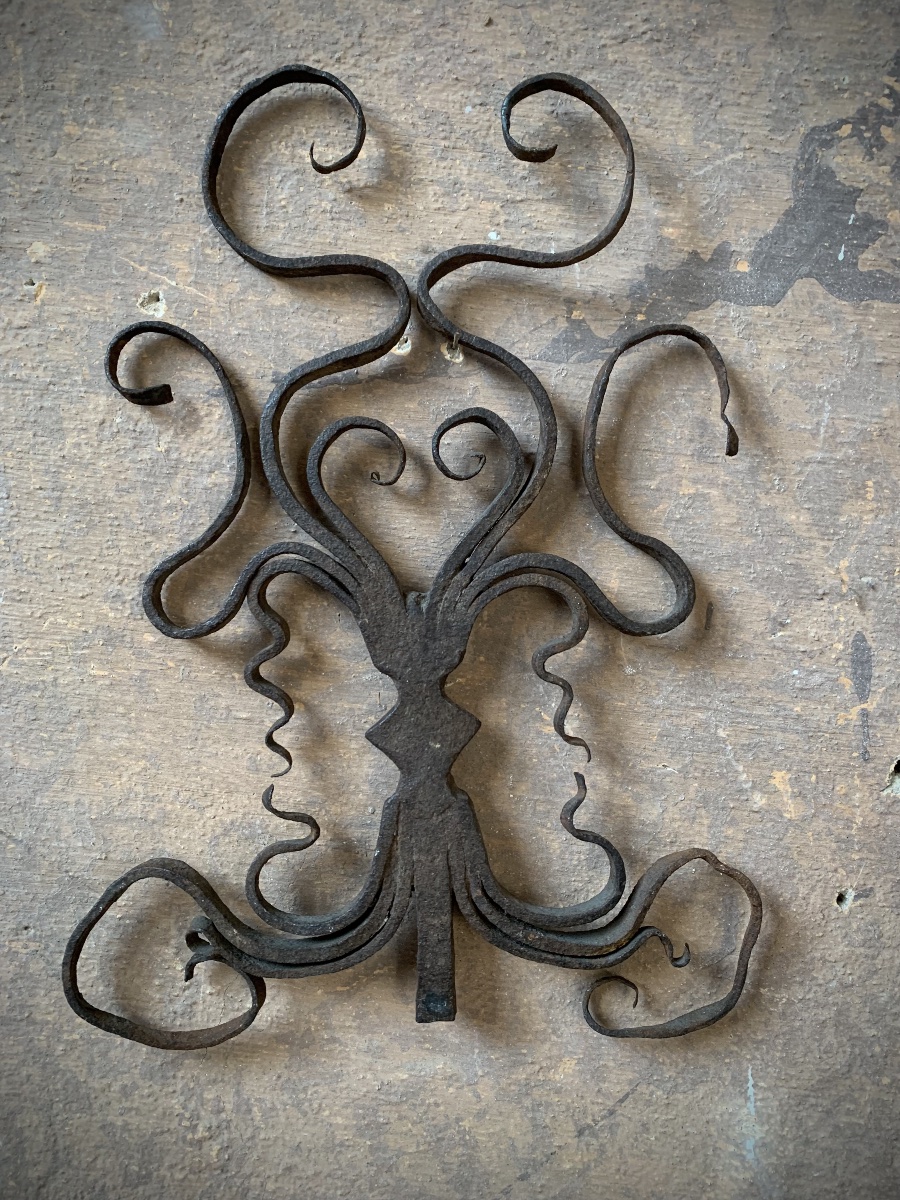 Décor ancien en fer forgé en forme de calmar, provenant d'une charrette sicilienne.