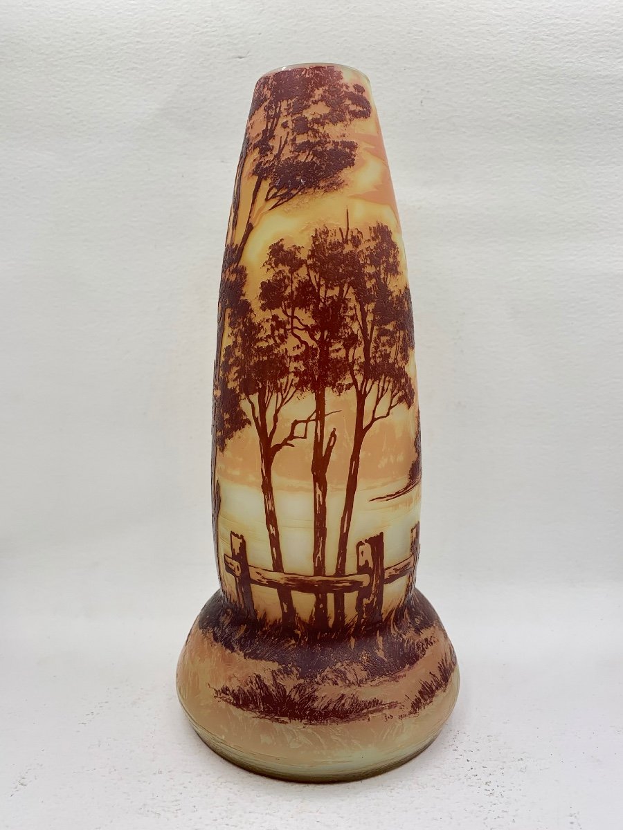 De Vez, vase à décor d’un paysage lacustre