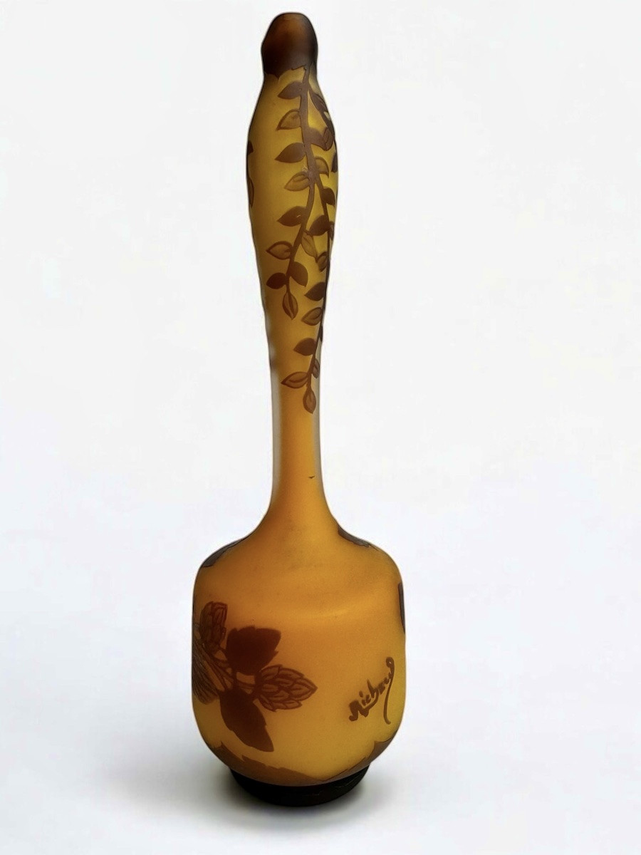 Richard - Single Flower Vase With Wild Hops Decoration -photo-1
