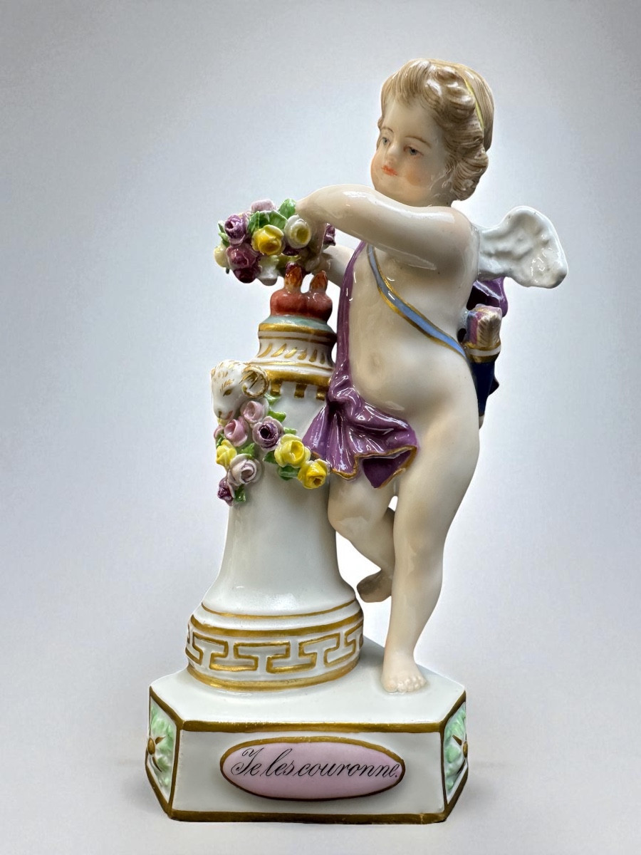 Meissen Figure De Cupidon En Porcelaine "Je les Couronne”