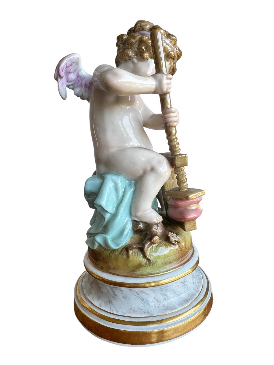 Meissen, Figure en porcelaine« Cupidon, colle deux cœurs ensemble »-photo-2