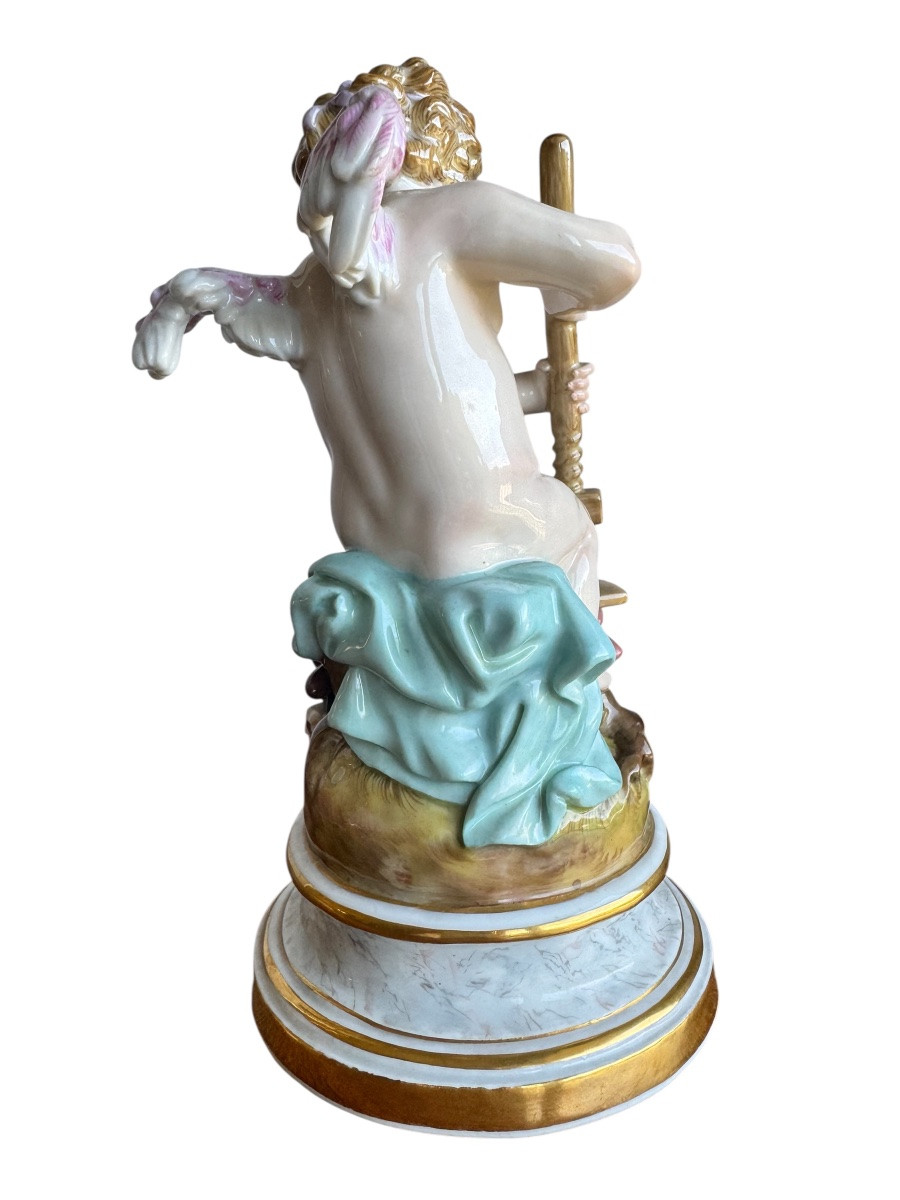 Meissen, Figure en porcelaine« Cupidon, colle deux cœurs ensemble »-photo-3