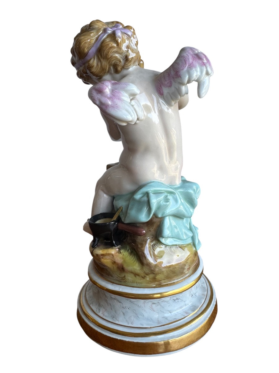 Meissen, Figure en porcelaine« Cupidon, colle deux cœurs ensemble »-photo-4