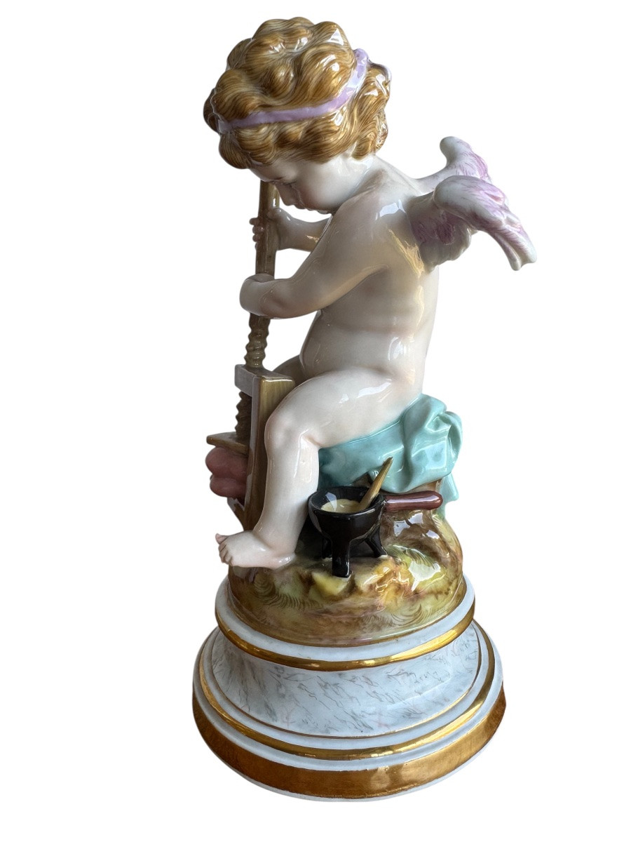 Meissen, Figure en porcelaine« Cupidon, colle deux cœurs ensemble »-photo-1