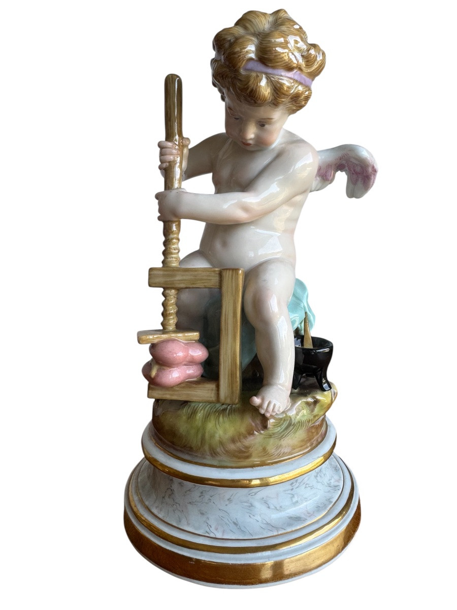 Meissen, Figure en porcelaine« Cupidon, colle deux cœurs ensemble »-photo-2
