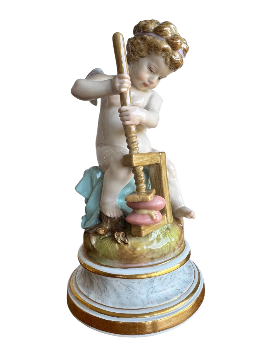Meissen, Figure en porcelaine« Cupidon, colle deux cœurs ensemble »