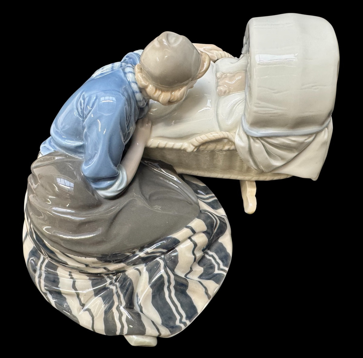  Meissen crée par Philipp Lange - Mère hollandaise au berceau -photo-2