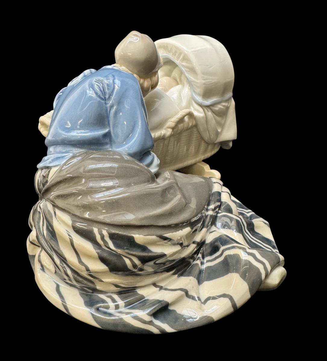  Meissen crée par Philipp Lange - Mère hollandaise au berceau -photo-3