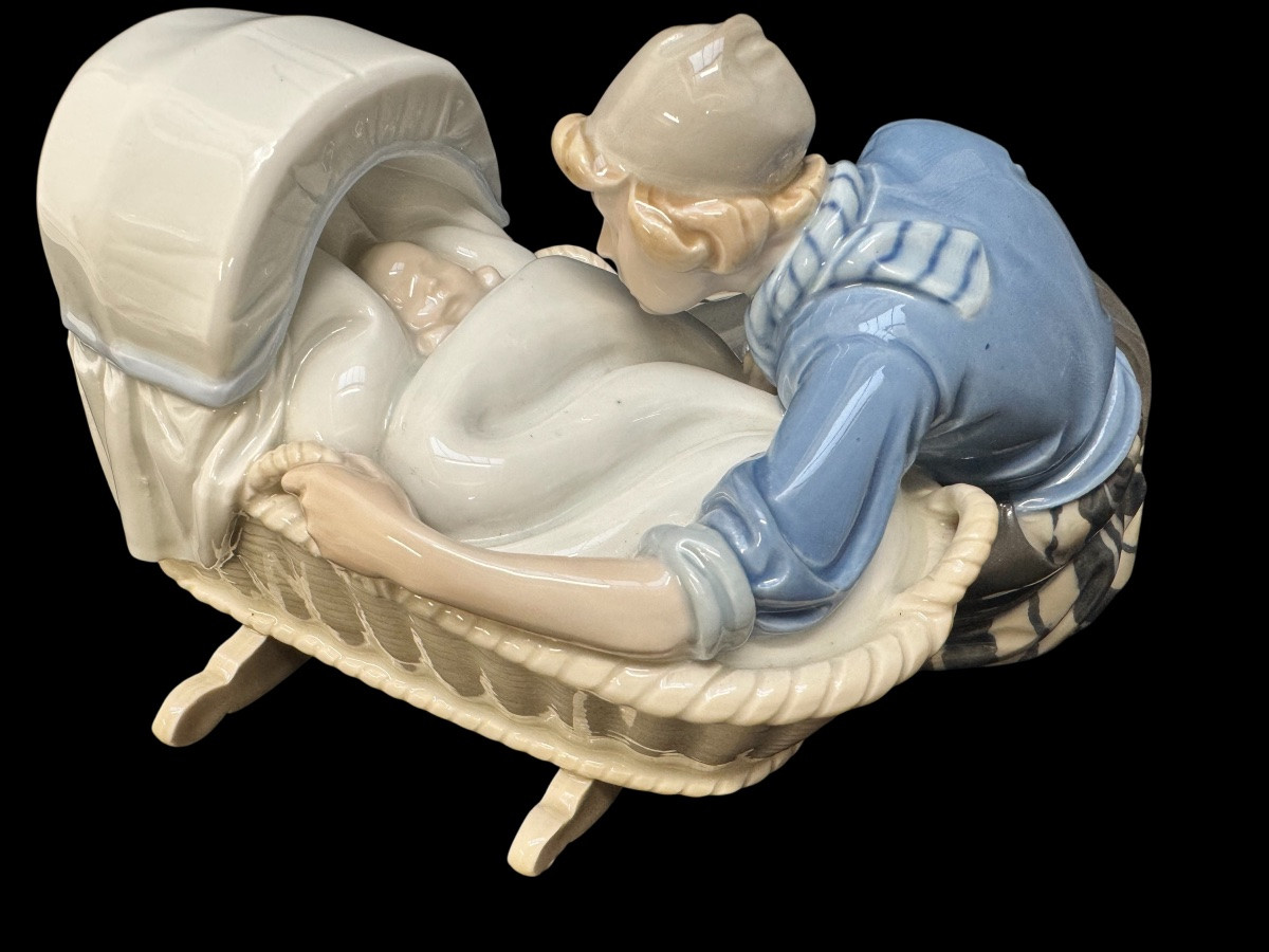  Meissen crée par Philipp Lange - Mère hollandaise au berceau -photo-2